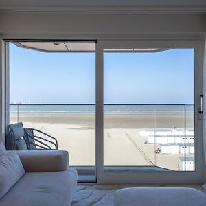 Volledig Gerenoveerd 2 Slaapkamer Appartement Met Zeezicht!